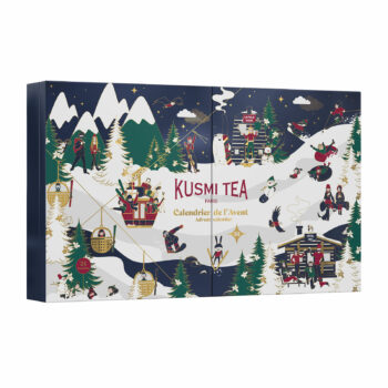 Image fermée du calendrier de l’Avent Kusmi Tea 2024. Le décor illustre une scène de montagne hivernale avec des personnages pratiquant des activités de Noël et des téléphériques sous un ciel étoilé. Le logo Kusmi Tea et le titre "Calendrier de l’Avent" sont visibles au centre.