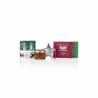 Contenu du Calendrier de l’Avent Kusmi Tea 2024, incluant deux miniatures de thé en boîtes, un pot de spécialité de thé à tartiner, un infuseur à thé en forme d’étoile et un sachet de thé bio. Tous les éléments sont disposés sur un fond blanc.