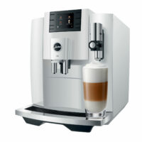 Latte macchiato préparé par la JURA E8 Piano White (EB)