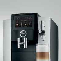 Un latte macchiato vient d'être réalisé par la JURA S8 Moonlight Silver (EA)