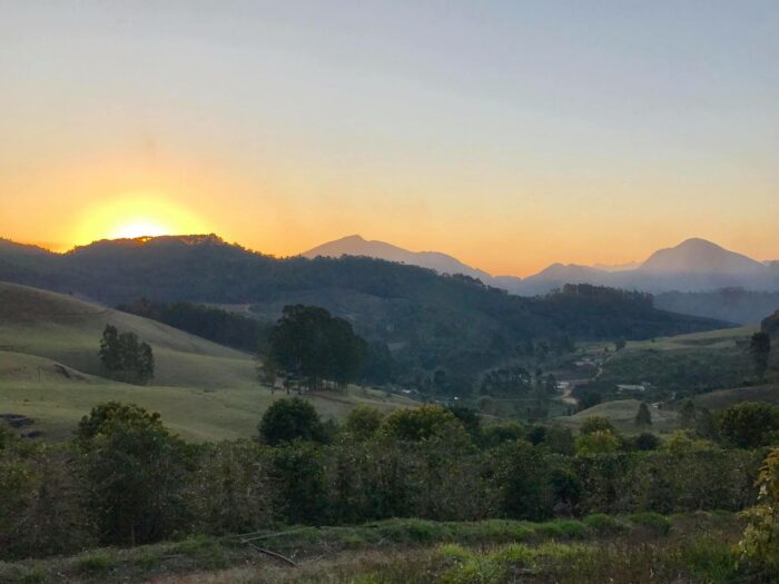 Paysage montagneux de Matas de Minas au lever du soleil, idéal pour la culture du café.