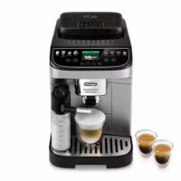 Vue frontale de la DeLonghi Magnifica EVO Next ECAM 310.80.SB en fonctionnement, accompagnée de deux tasses d’expresso fraîchement préparées.