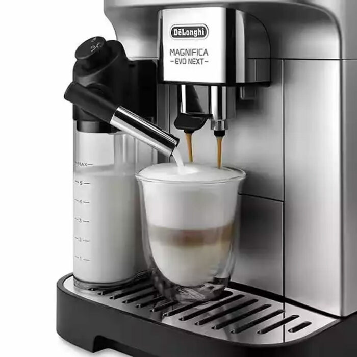 Préparation d’un cappuccino avec la DeLonghi Magnifica EVO Next ECAM 310.80.SB grâce au système LatteCrema et à la carafe à lait intégrée.